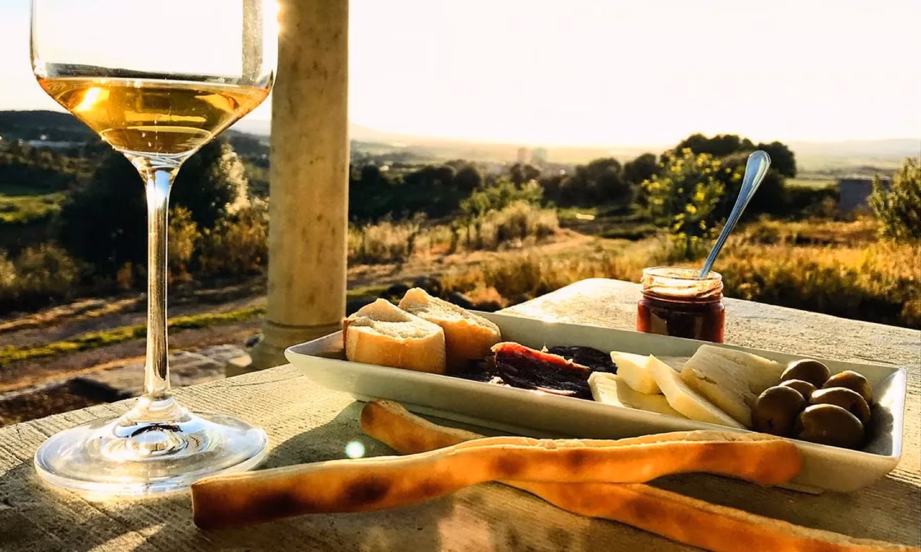 Aperitivo auf der Terrasse mit Blick über die Landschaft