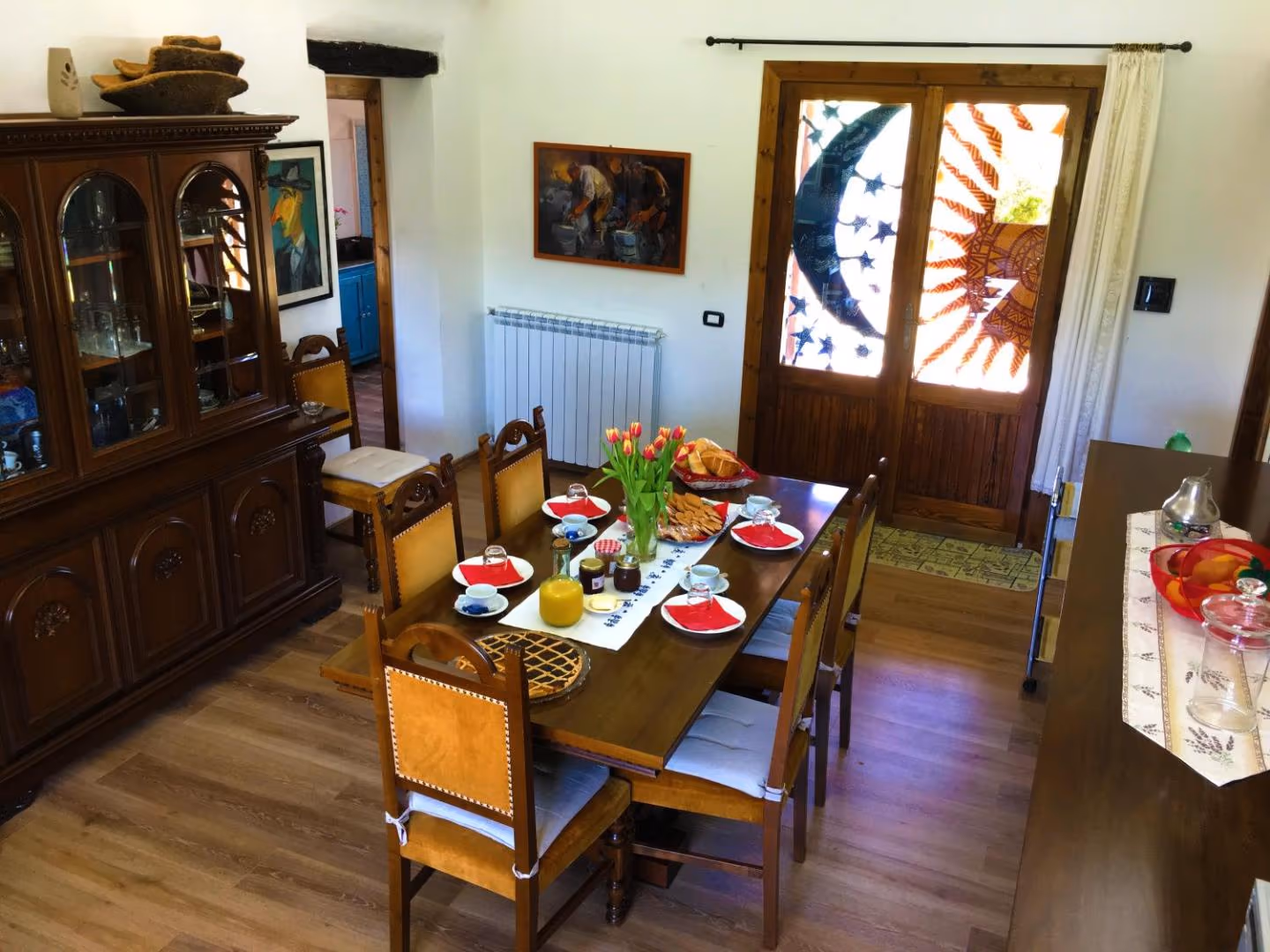 Das Esszimmer mit gedecktem Tisch