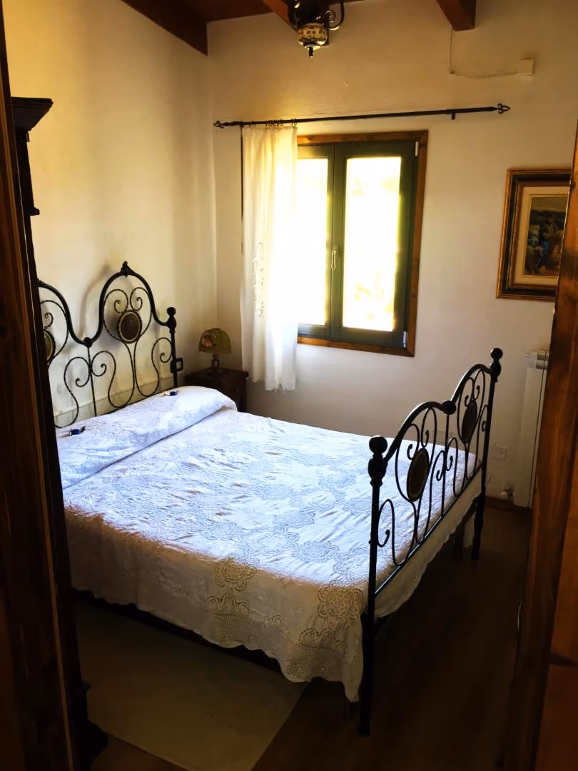 Das Doppelzimmer mit Bett aus Schmiedeeisen