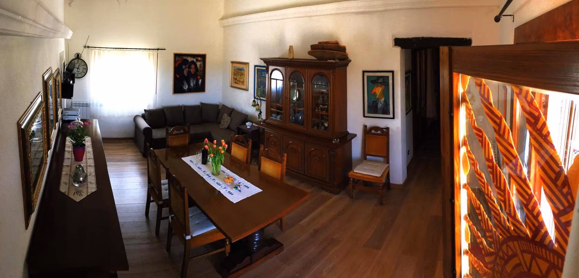 Das Wohnzimmer mit Sofa, Tisch und antiken Möbeln