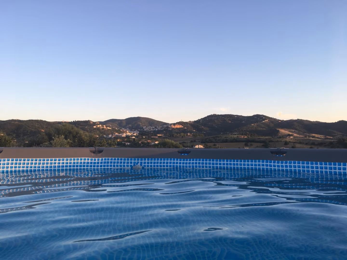 Der Pool mit Blick auf die Hügel des Logudoro