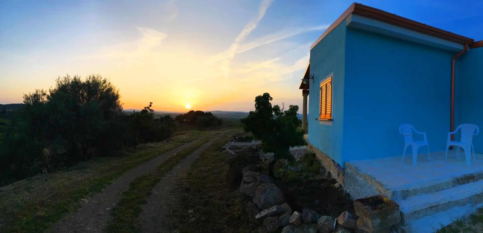 Der Hof bei Sonnenuntergang, mit Feldweg und Landschaft
