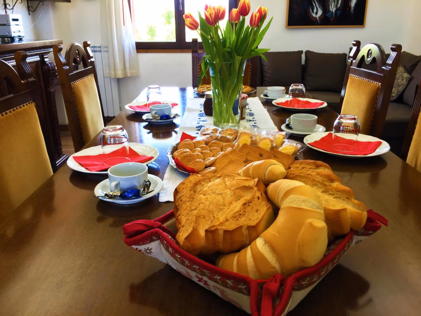 Frühstück auf dem Tisch, mit Gebäck und Obst