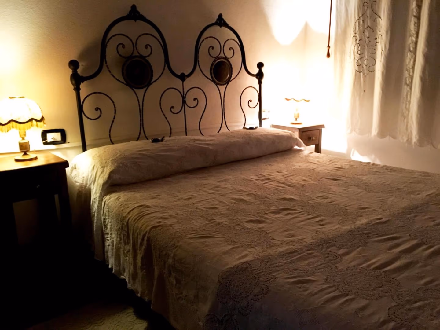 Das Doppelbett mit der Nachttischlampe