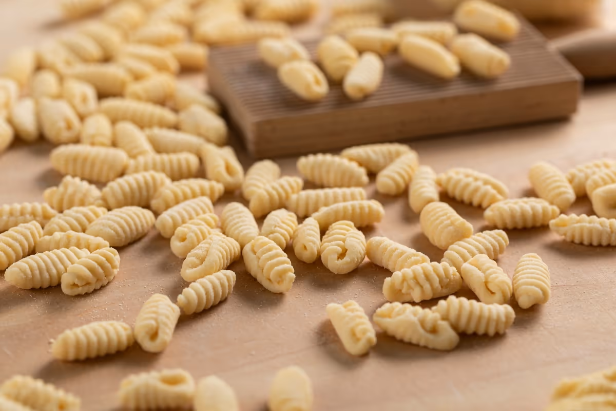 Frisch gemachte sardische Gnocchetti neben dem Rillenbrett