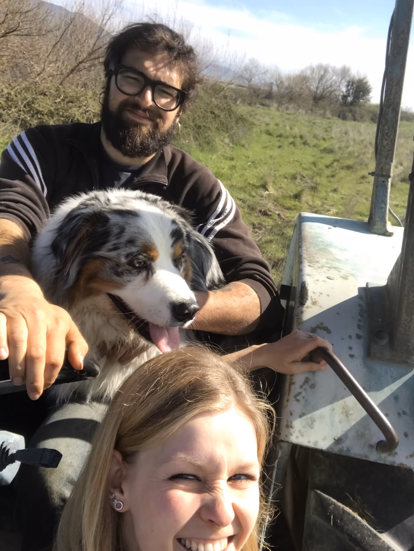 Un uomo, una donna e il loro cane in campagna